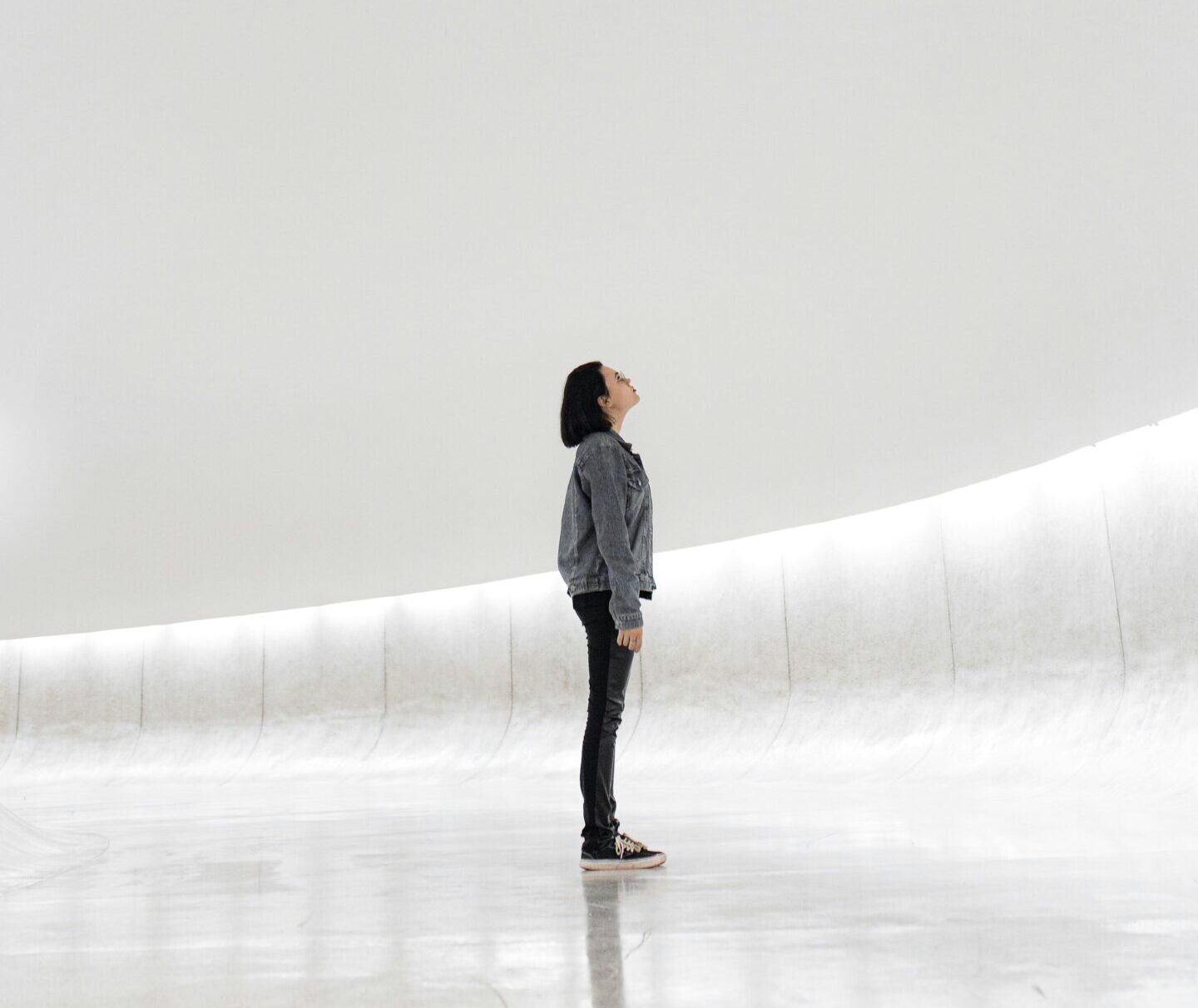 訪問看護の現場で看取りに際して本人に病状を伝えるか否かを考えているイメージ